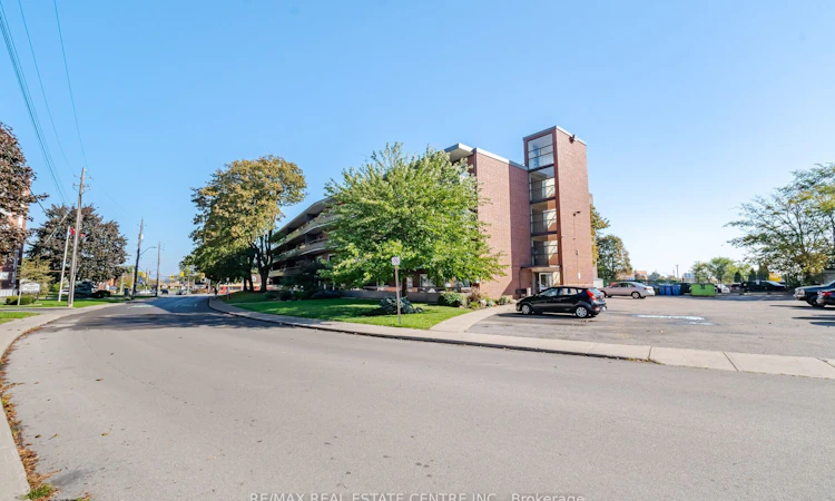 204-11 Woodman Drive S