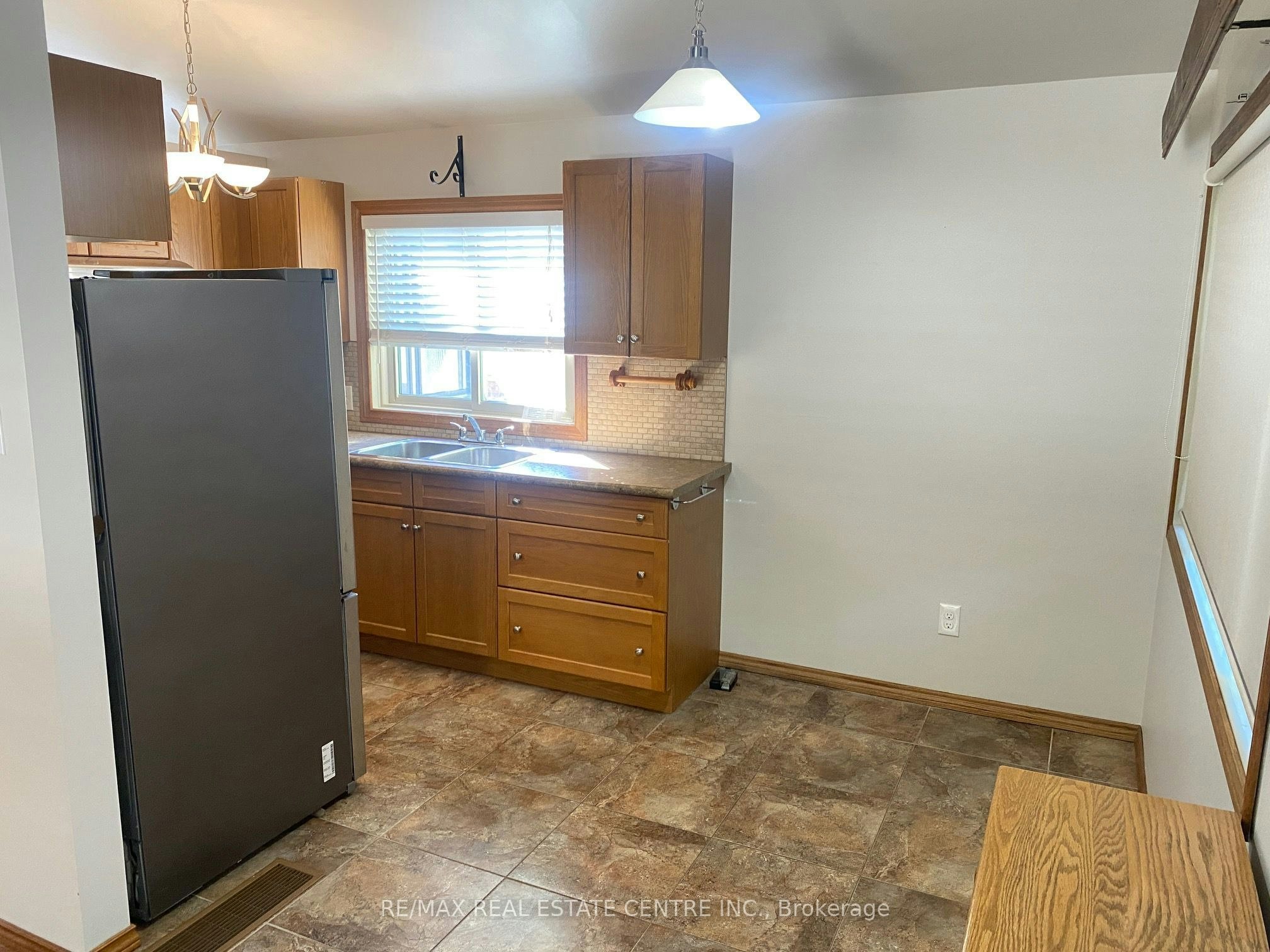 58 Fifth Avenue, Kitchener, ON, N2C 1P4 - 5