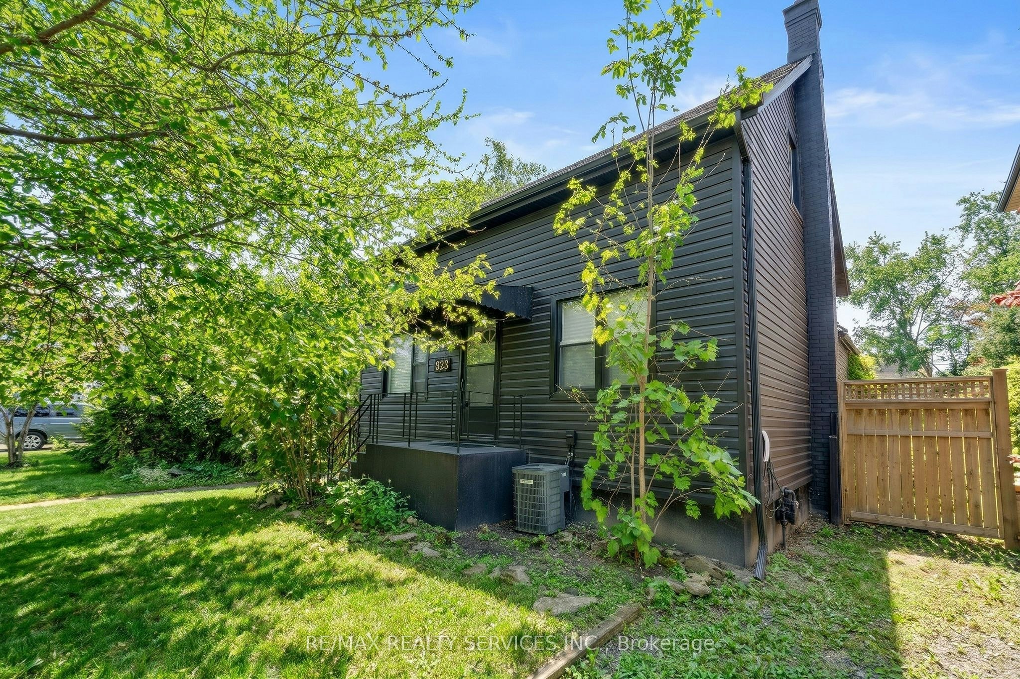 323 Charlton Avenue W, Hamilton, ON, L8P 2E6