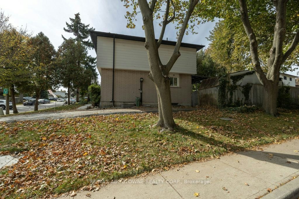 4 Glamis Court, Hamilton, ON, L9C 6B3 - 2