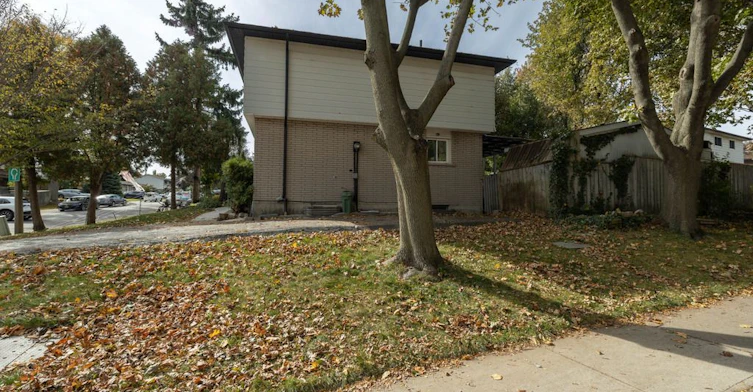 4 Glamis Court, Hamilton, ON, L9C 6B3 - 2