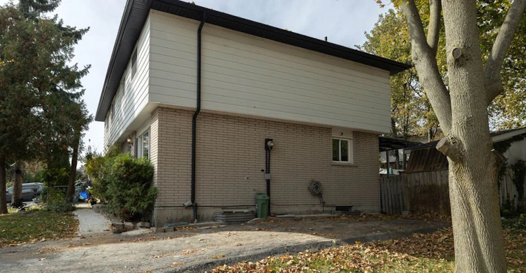 4 Glamis Court, Hamilton, ON, L9C 6B3 - 3