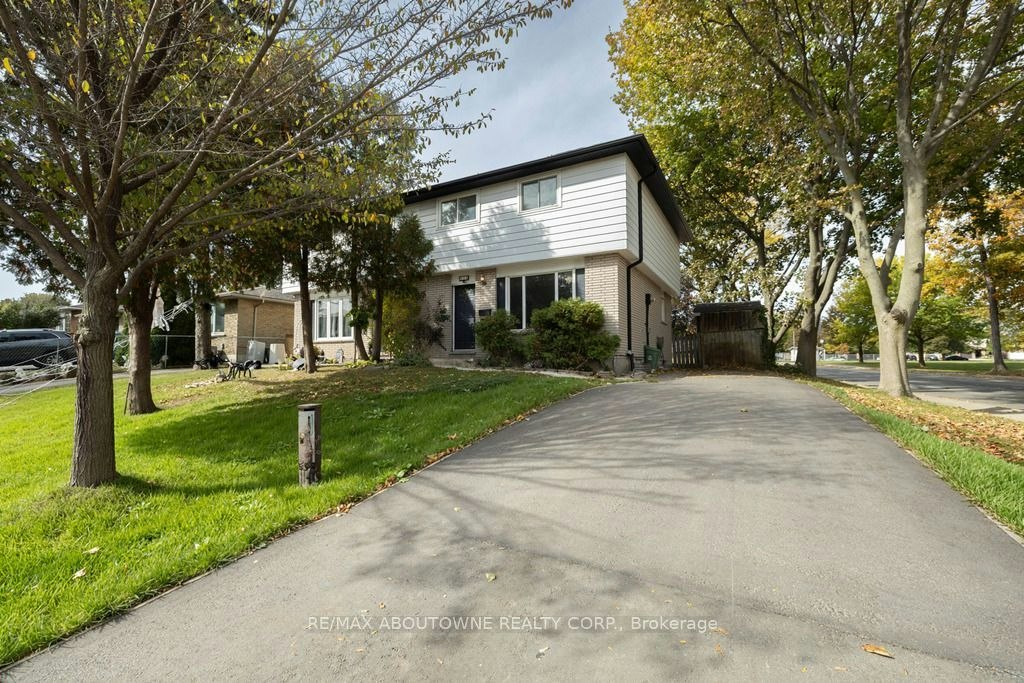 4 Glamis Court, Hamilton, ON, L9C 6B3