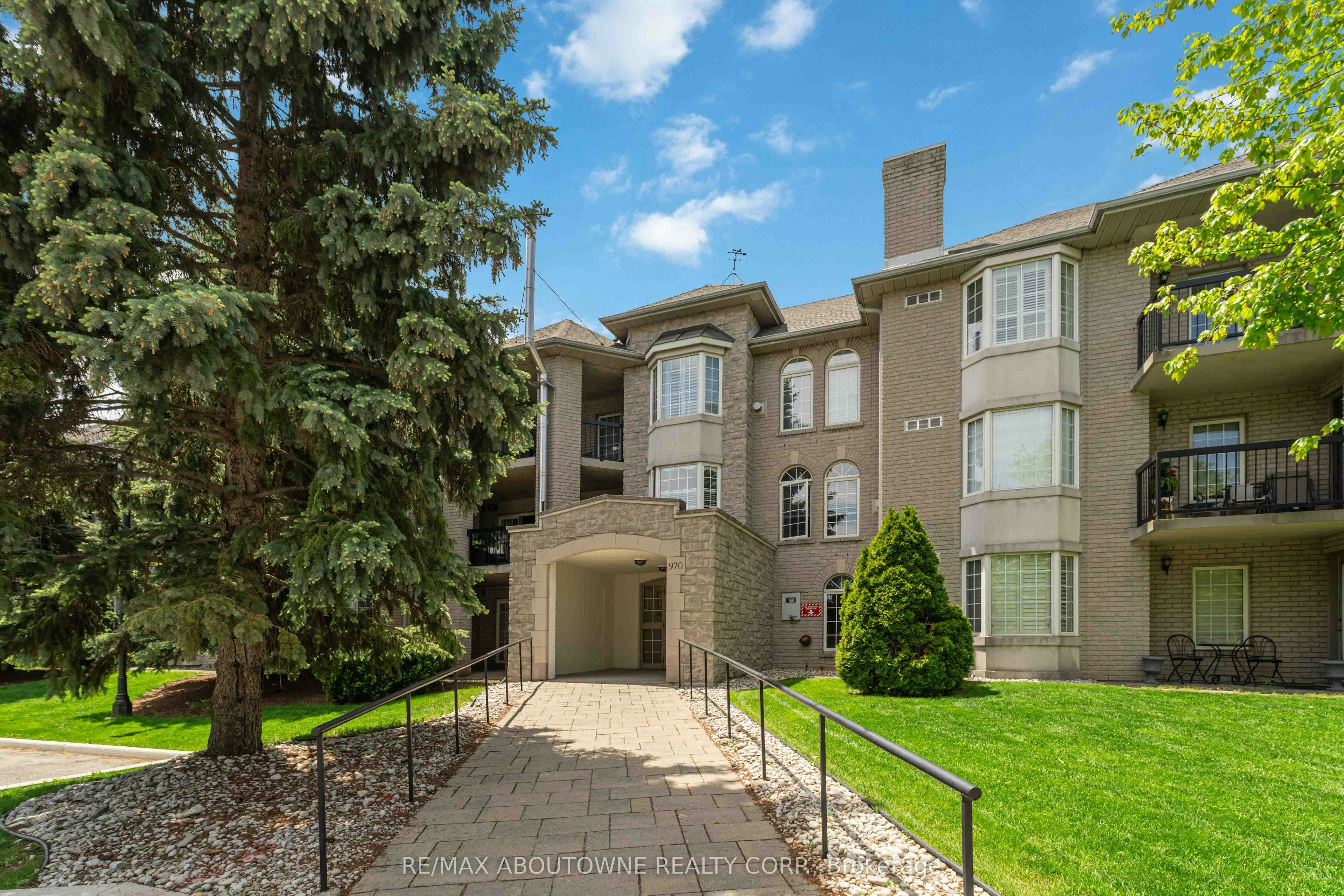 205-970 Golf Links Road, Hamilton, ON, L9K 1J8