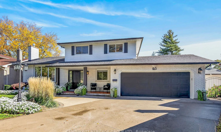 19 Meadowbrook Crescent