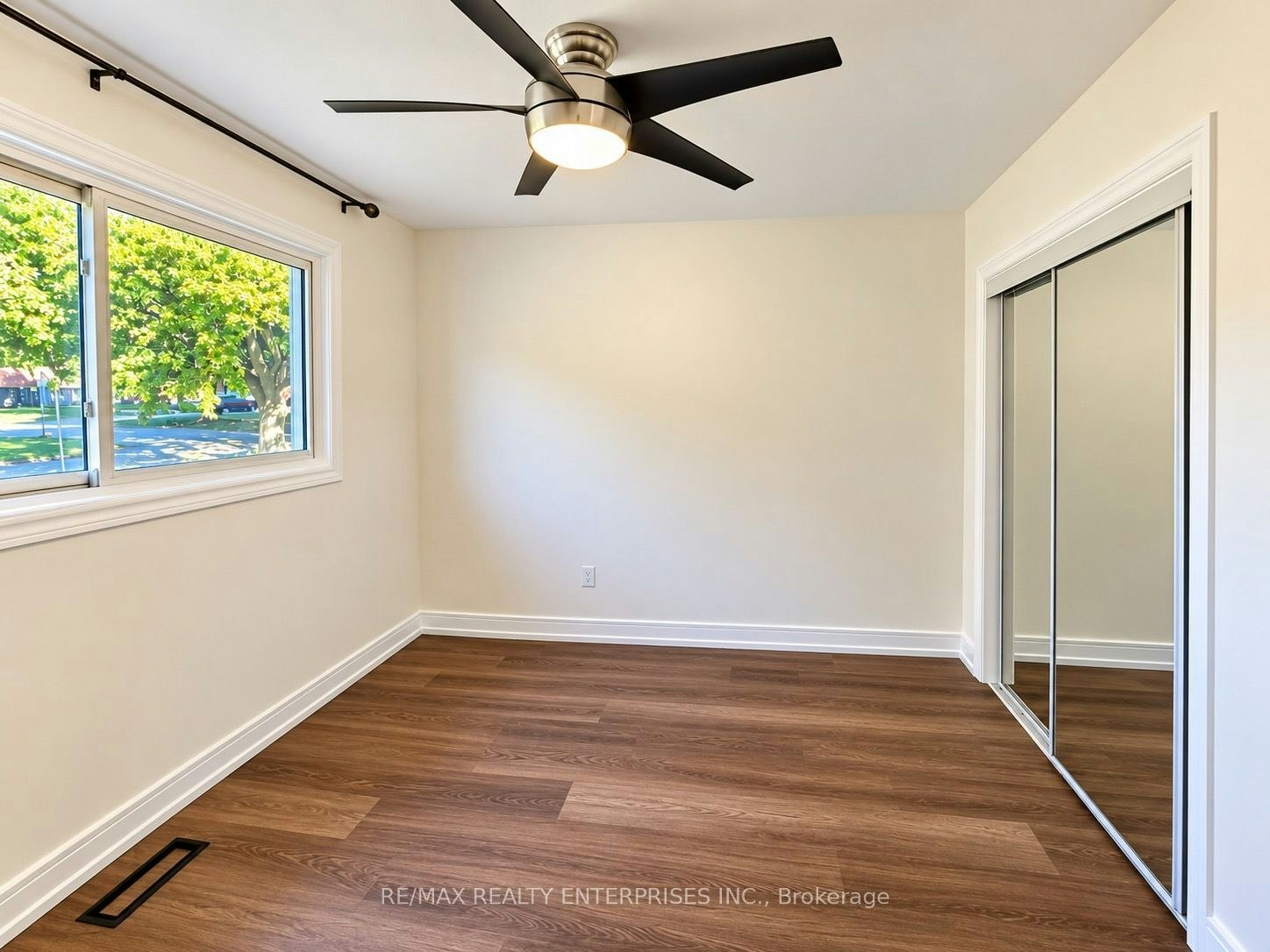 MAIN-60 Royal Manor Drive, St. Catharines, ON, L2M 4L6 - 4