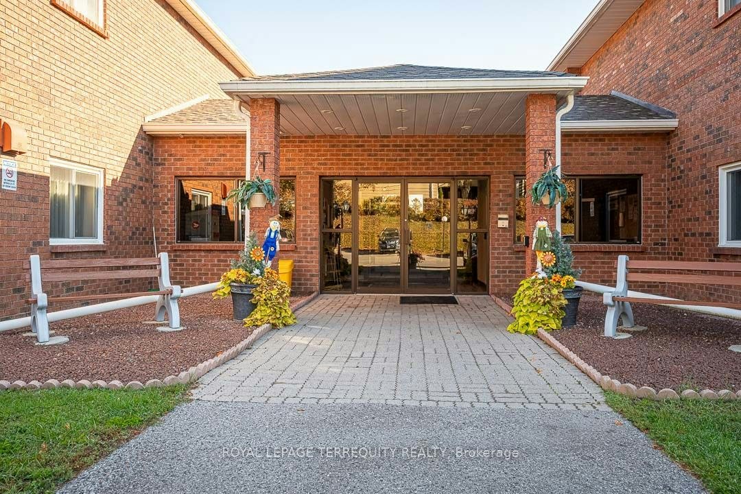 211-475 Parkhill Road W, Peterborough, ON, K9H 7M5