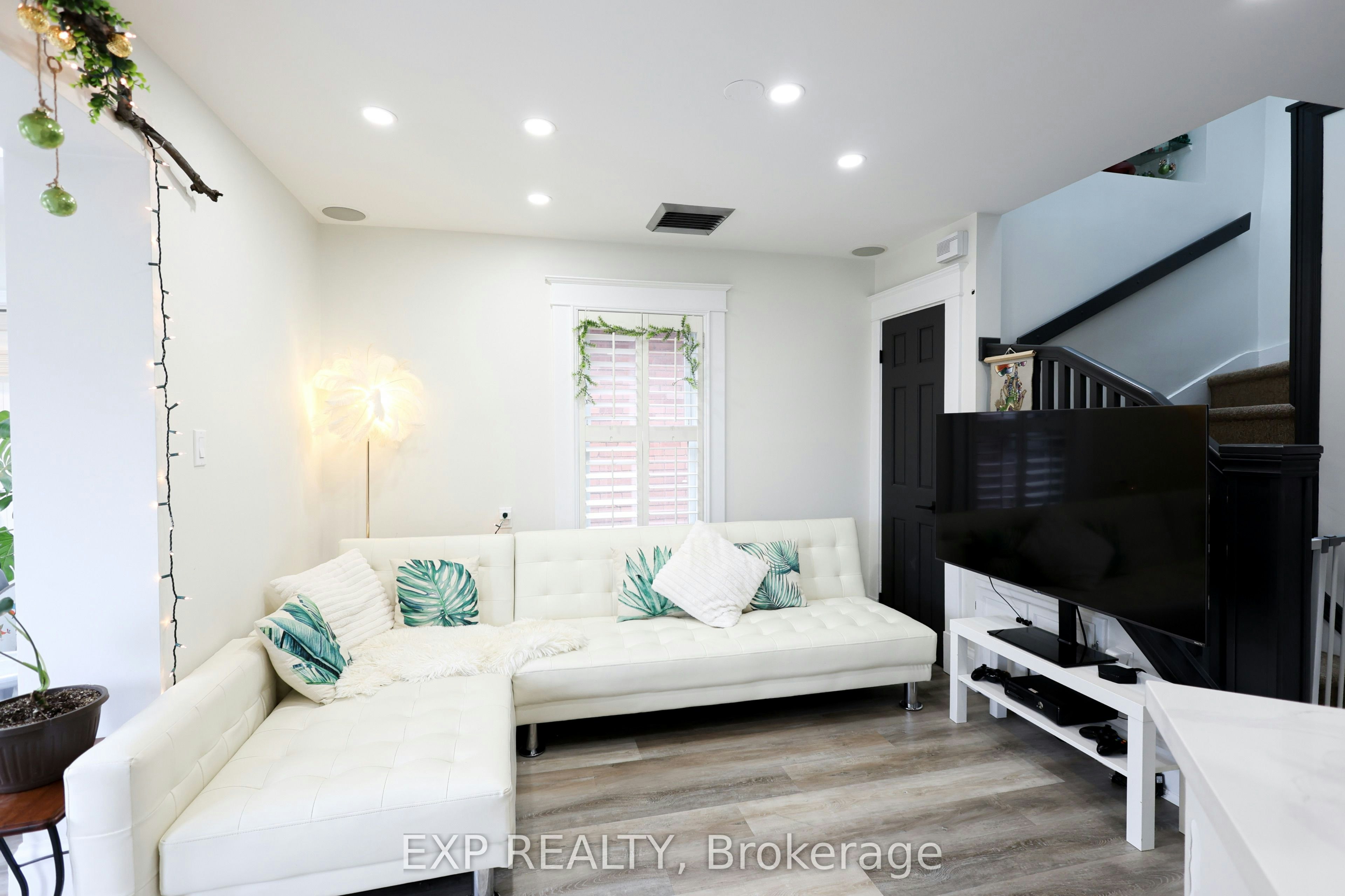 Upper-111 Balsam Avenue S, Hamilton, ON, L8M 3B4 - 3