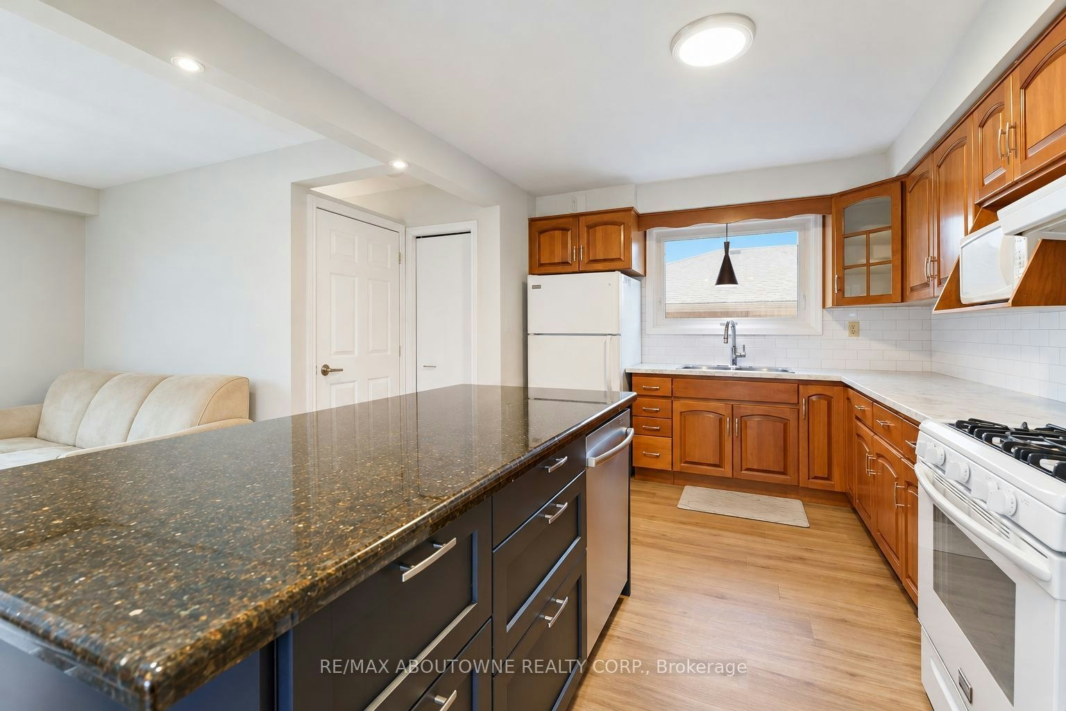 Main-517 Mohawk Road W, Hamilton, ON, L9C 1X3 - 11