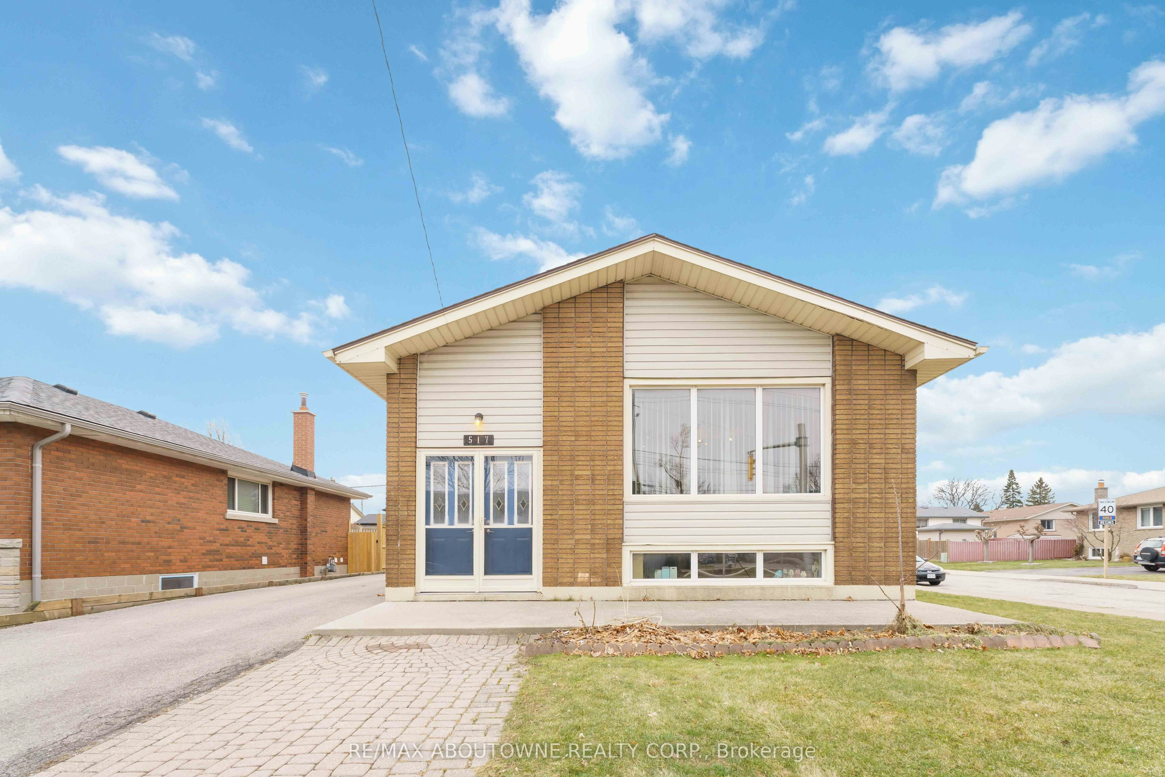 Main-517 Mohawk Road W, Hamilton, ON, L9C 1X3