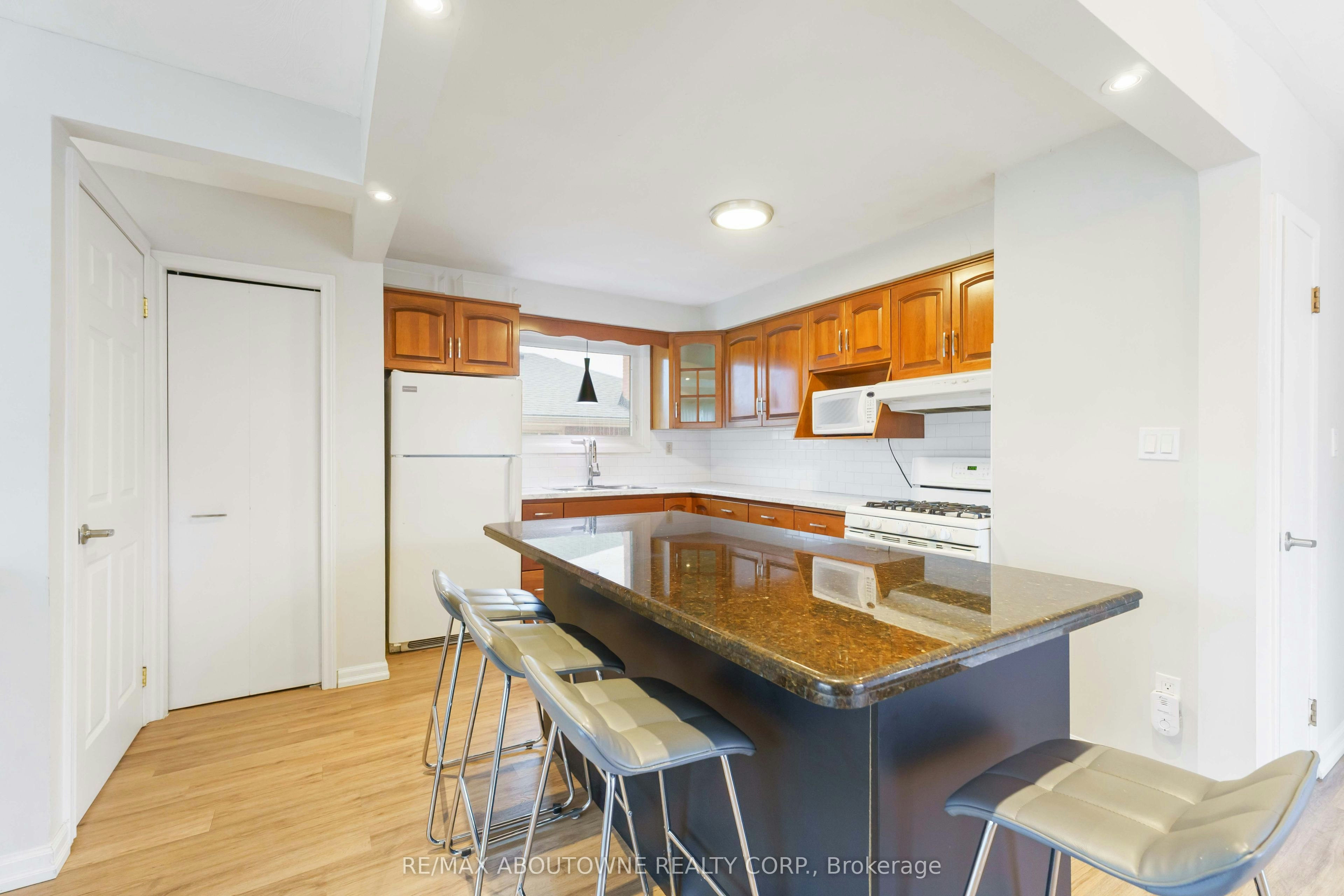 Main-517 Mohawk Road W, Hamilton, ON, L9C 1X3 - 10