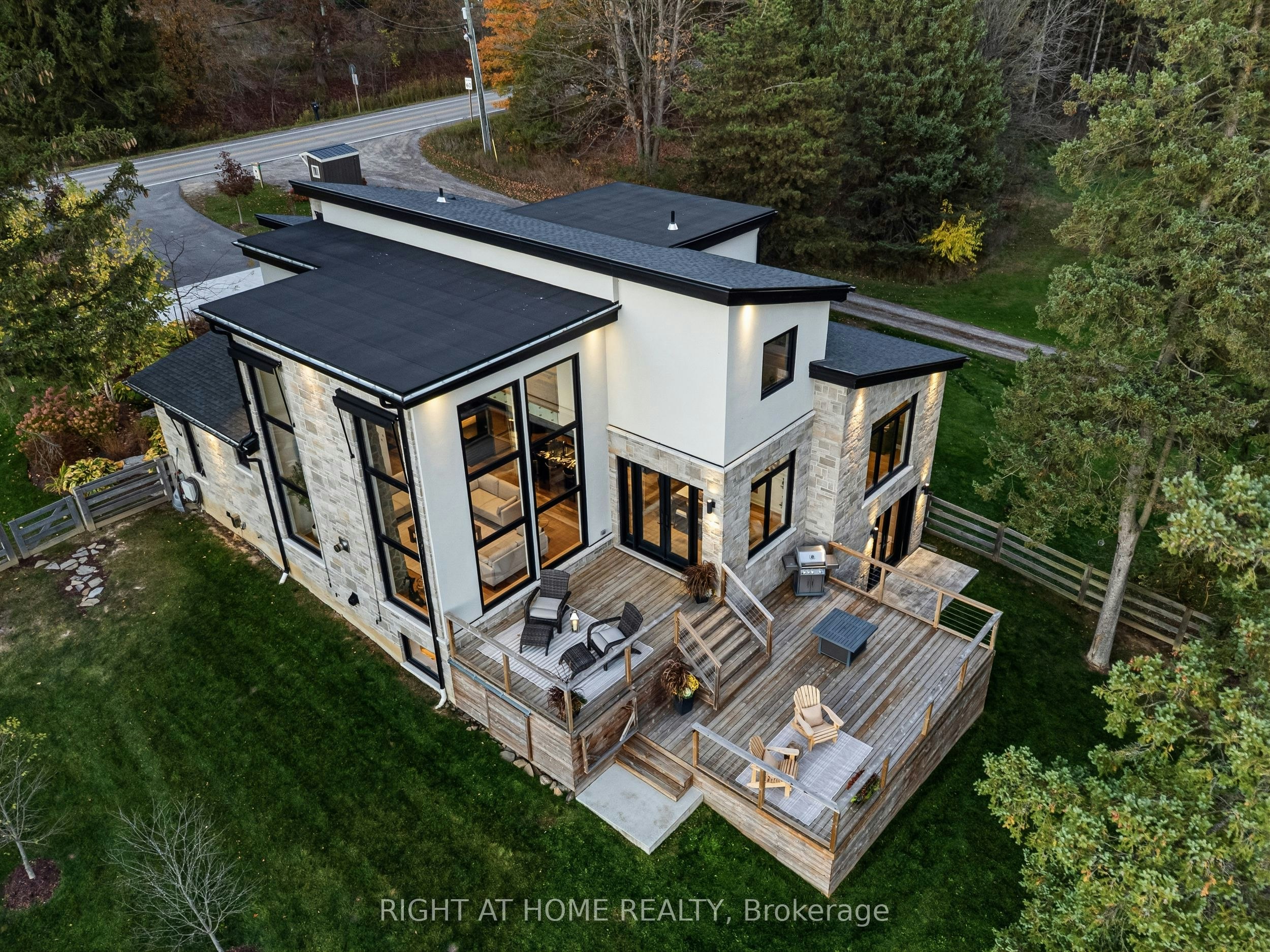 972 Governors Road, Hamilton, ON, L9H 5E3