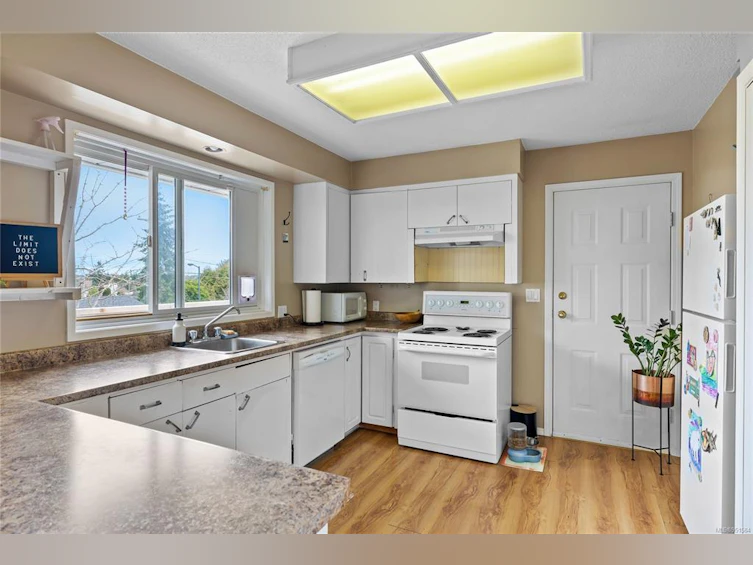 271 W Stanford Avenue, Parksville, BC, V9P 1L7 - 3