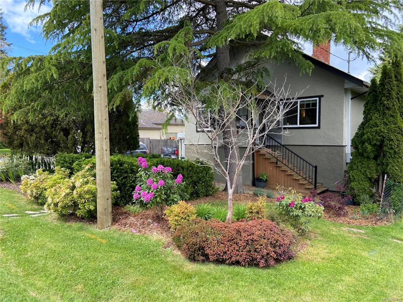 2854 Inlet Avenue, Saanich BC V9A 2M7