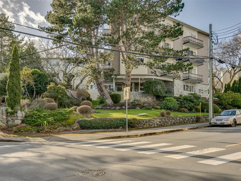 114 - 1400 Newport Avenue, Oak Bay BC V8S 5E9