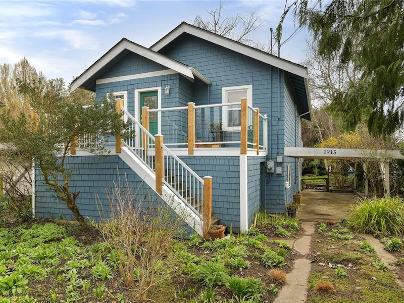 1915 Leighton Road, Victoria BC V8R 1N3