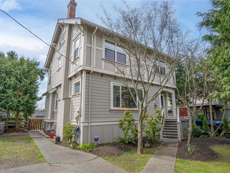 583 Vincent Avenue, Saanich BC V9A 2H2