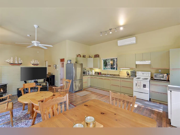 332 Deacon Hill Road, Mayne Island, BC, V0N 2J2 - 13