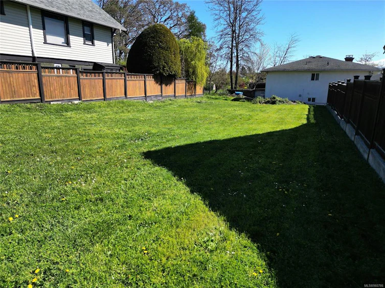 1041 Summit Avenue, Victoria, BC, V8T 2P4 - 4