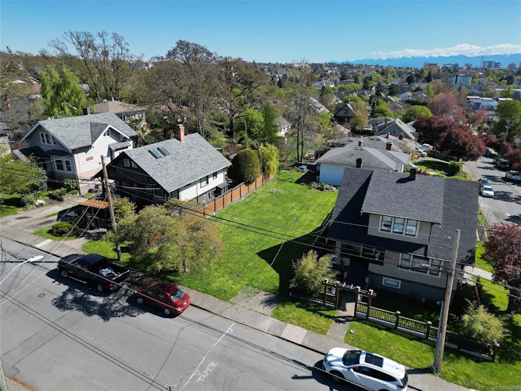 1041 Summit Avenue, Victoria, BC, V8T 2P4 - 9