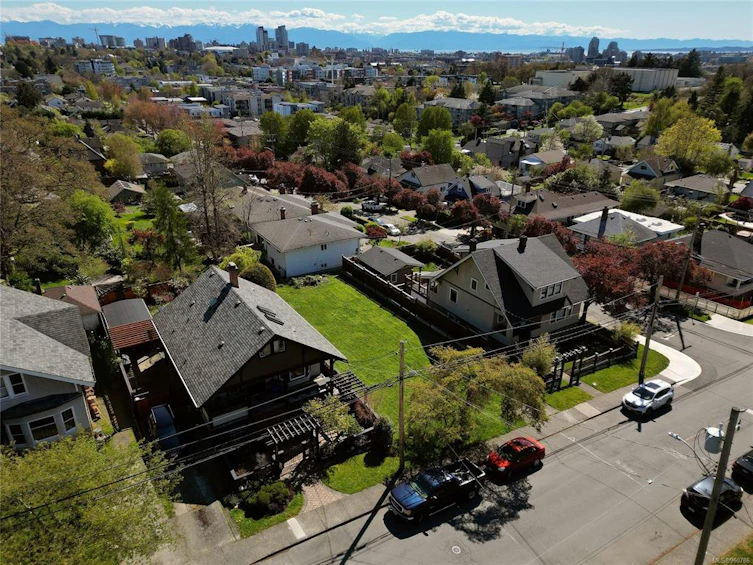 1041 Summit Avenue, Victoria, BC, V8T 2P4 - 10
