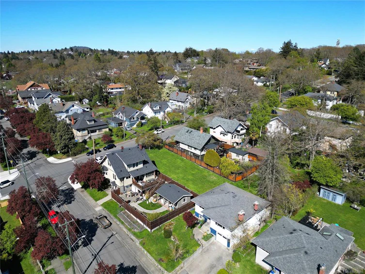 1041 Summit Avenue, Victoria, BC, V8T 2P4 - 14
