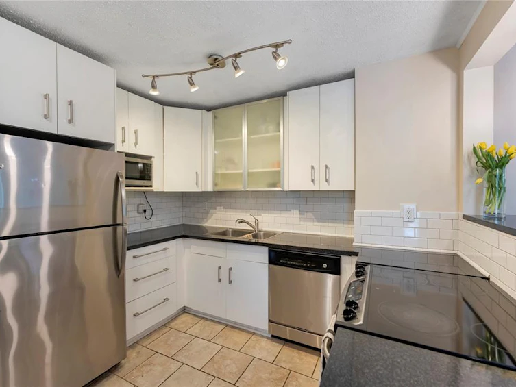 404-1342 Hillside Avenue, Victoria, BC, V8T 2B4 - 2