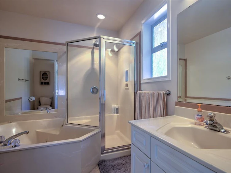 6918 Beach Drive, Honeymoon Bay, BC, V0R 1Y0 - 36