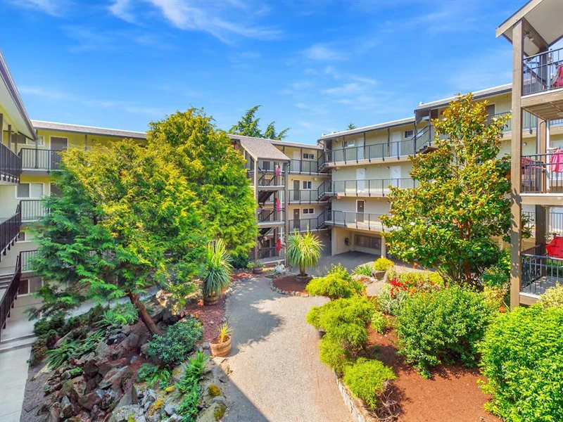 101 - 991 Cloverdale Avenue, Saanich BC V8X 2T5