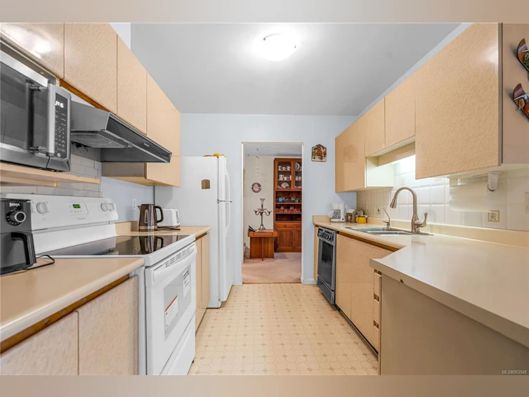 31-5110 Cordova Bay Road, Saanich, BC, V8Y 2K5 - 8