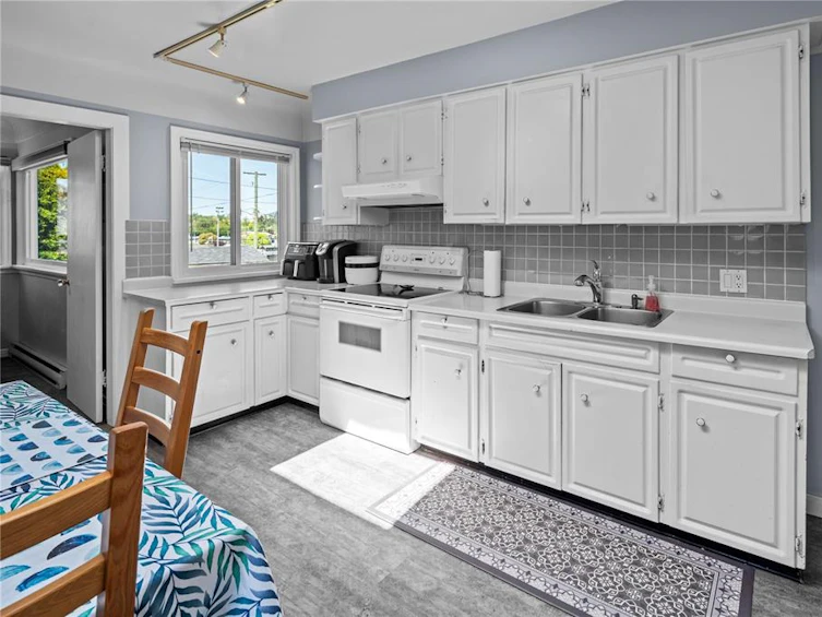 223 Hampton Road, Saanich, BC, V8Z 1H2 - 11
