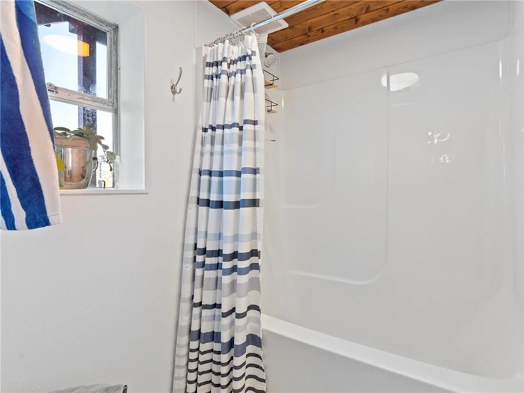 2015 Bay Street, Ucluelet, BC, V0R 3A0 - 23