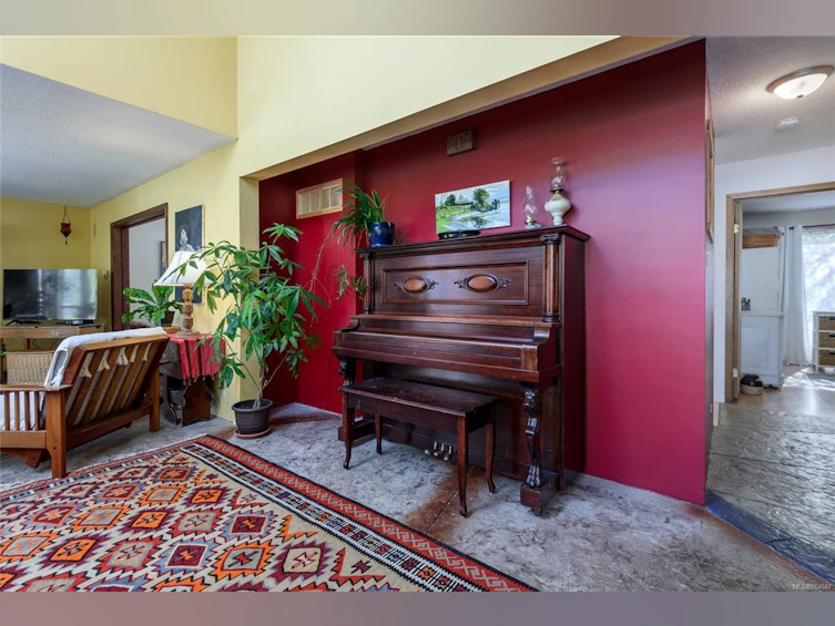 3355 Egremont Road, Cumberland, BC, V0R 1S0 - 7