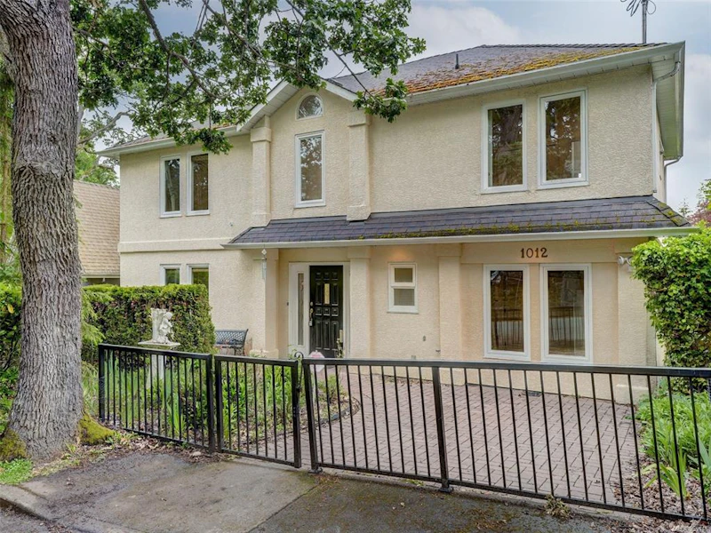 1012 Gillespie Place, Victoria BC V8S 3K7