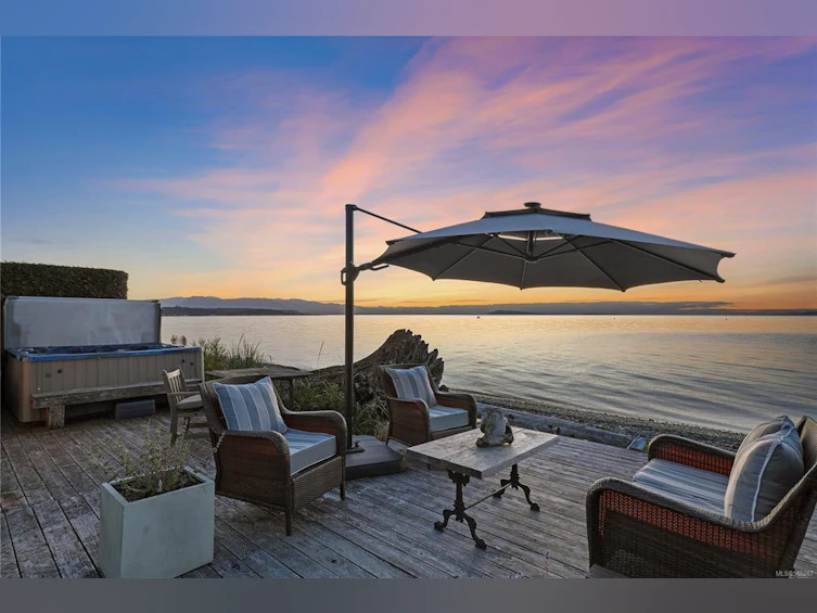 321&322 Judges Row, Qualicum Beach, BC, V9K 1G6