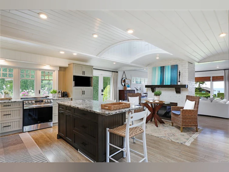 321&322 Judges Row, Qualicum Beach, BC, V9K 1G6 - 23