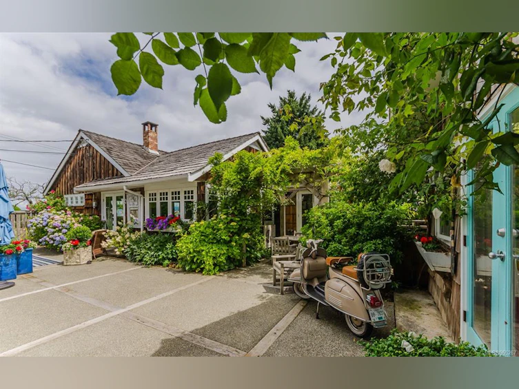 321&322 Judges Row, Qualicum Beach, BC, V9K 1G6 - 34