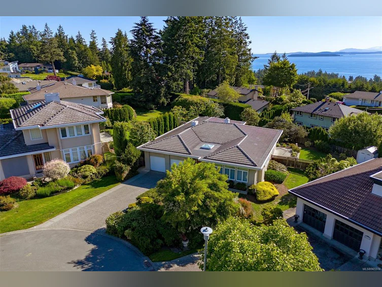 808 Del Monte Lane, Saanich, BC, V8Y 3H2 - 2