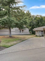 904 Lakes Blvd