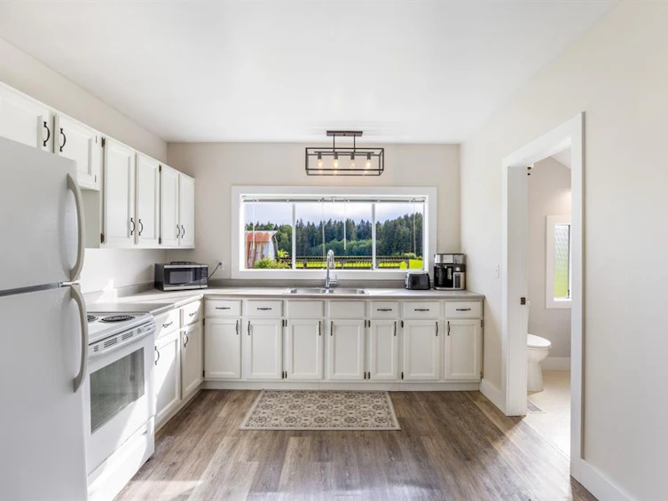 5941 N Island Highway, Courtenay, BC, V9J 1T6 - 5