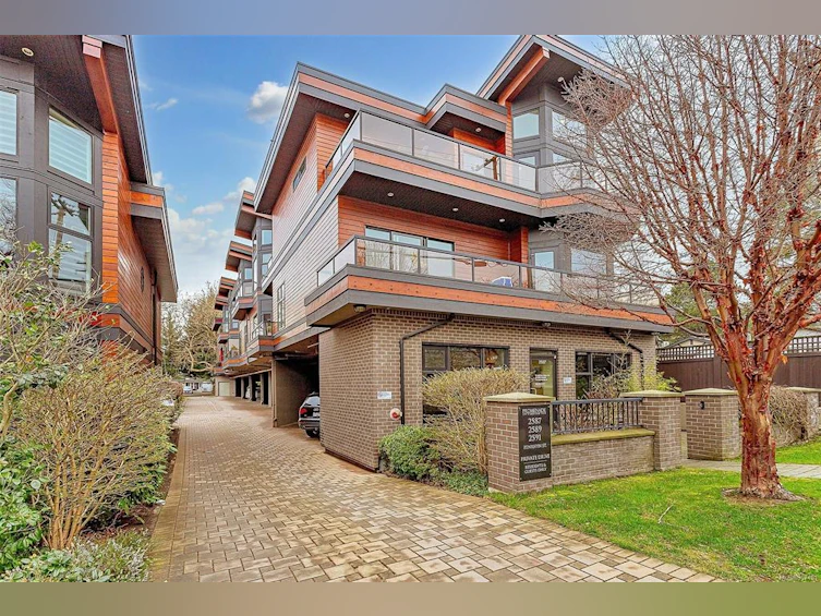 205-2589 Penrhyn Street, Saanich, BC, V8N 1G4 - 2