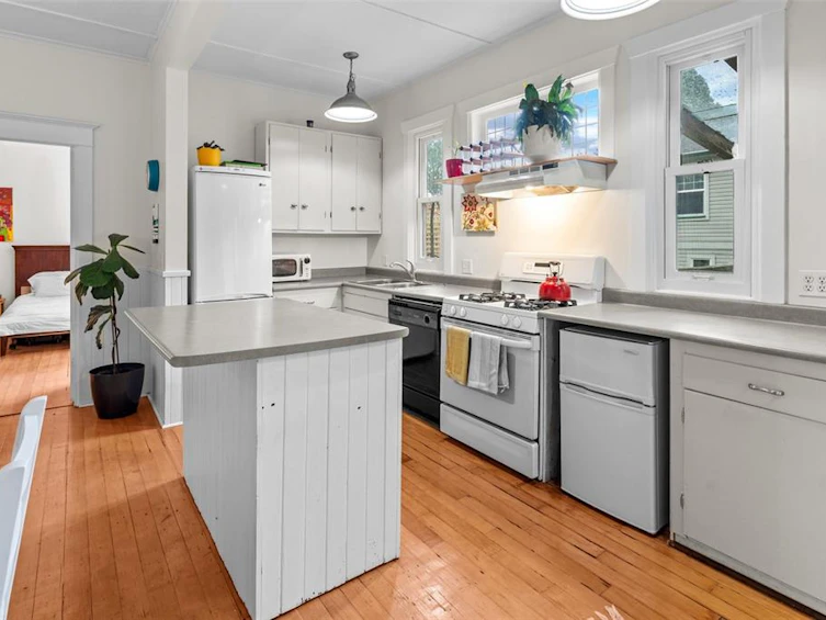 941 Fullerton Avenue, Victoria, BC, V9A 3Z9 - 9