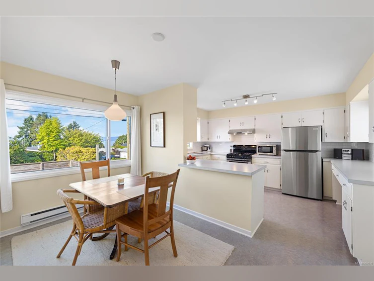 288 W Crescent Road, Qualicum Beach, BC, V9K 1J9 - 5