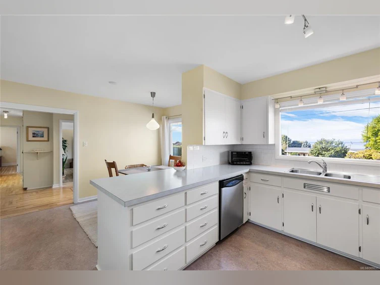 288 W Crescent Road, Qualicum Beach, BC, V9K 1J9 - 22