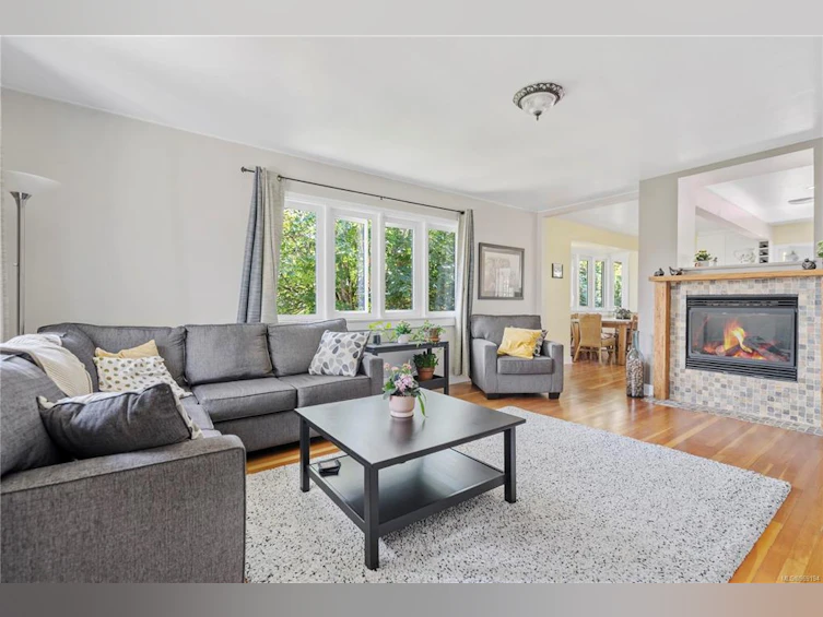 3386 Salsbury Way, Saanich, BC, V8P 3K6 - 3