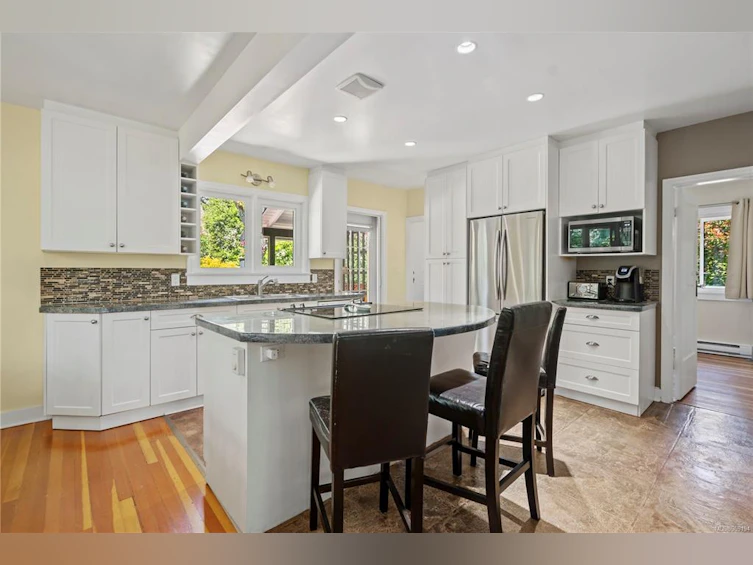 3386 Salsbury Way, Saanich, BC, V8P 3K6 - 6