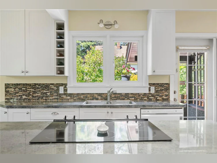 3386 Salsbury Way, Saanich, BC, V8P 3K6 - 9