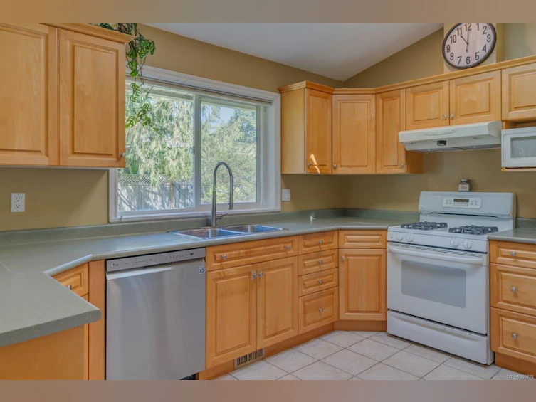 637 Maple Street, Qualicum Beach, BC, V9K 1J3 - 40