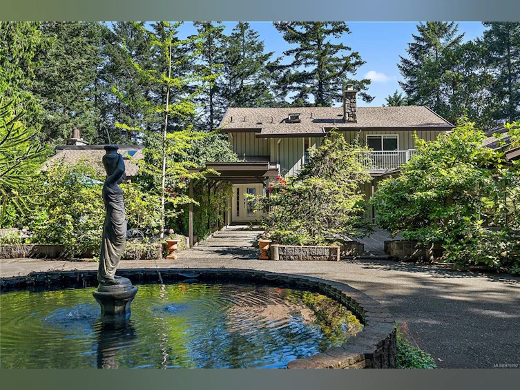 1661 Lands End Road, North Saanich, BC, V8L 5L5