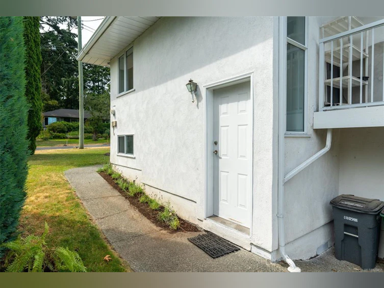 2405 Alpine Crescent, Saanich, BC, V8N 4B5 - 37